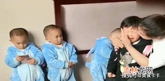 三胞胎把小姨打哭，妈妈问谁打的，宝宝表现让妈妈哭笑不得