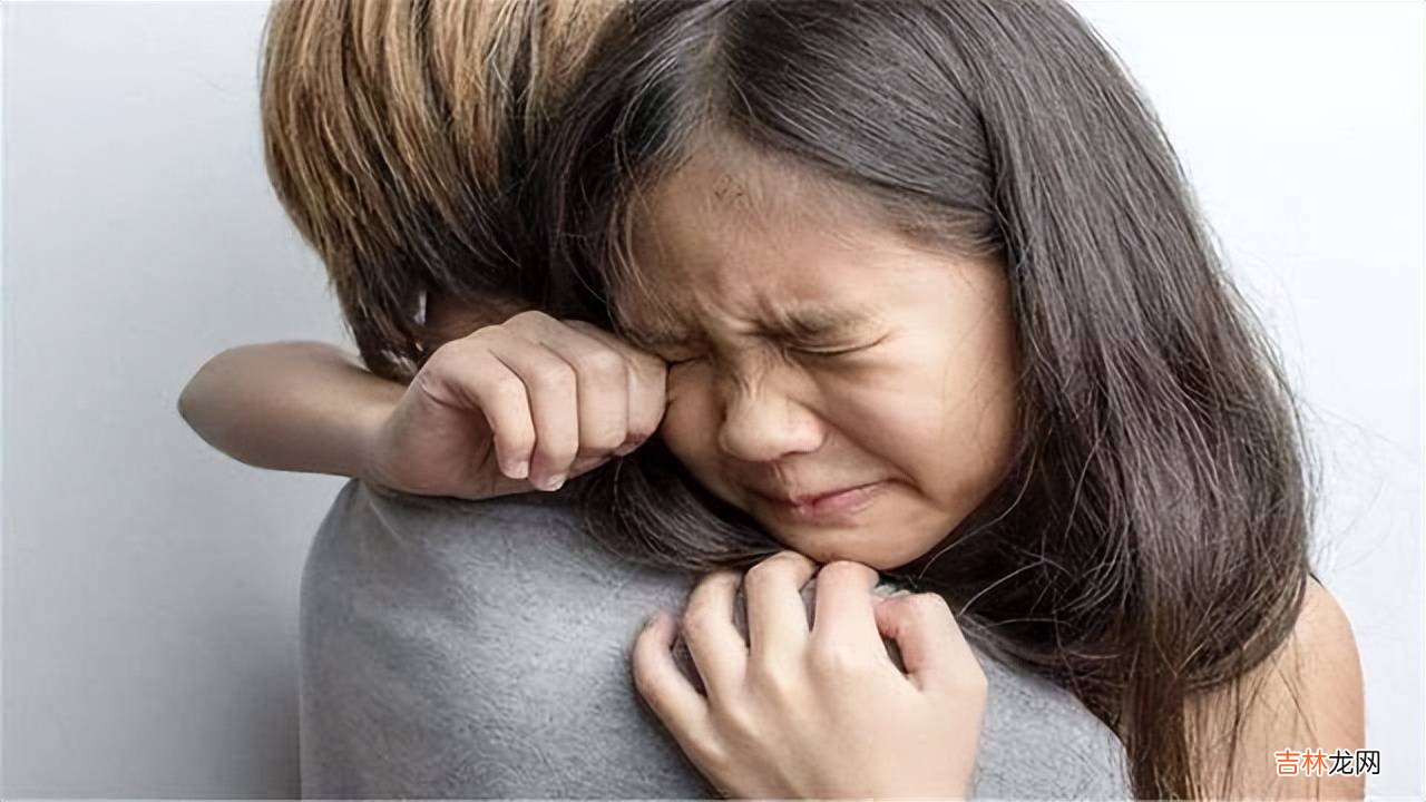 为何许多娃被大人吼后，不生气反而求抱抱？知道危害，你还敢吼吗