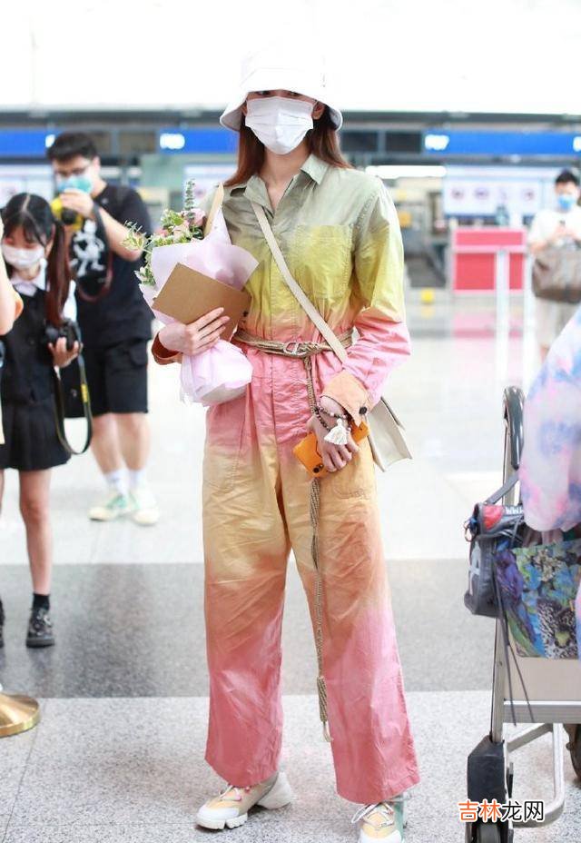 30+女人怎么穿？郁可唯连体衣时髦帅气，被她惊艳到了