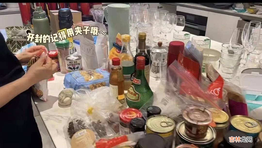 赌王千金何超莲雇几十人打理豪宅，大牌化妆品铺满一地，装修奢华