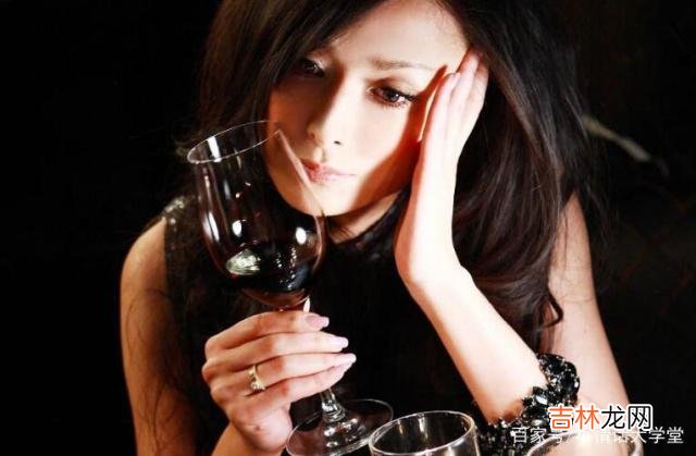 导读：为什么有的人总喜欢喝酒？虽然不是绝对性的 知道喝酒伤身，但心里的苦，只能放在酒里