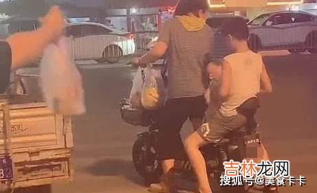 “艰辛宝妈”夜晚骑车带俩娃出门，所谓坚强，全靠“硬撑”