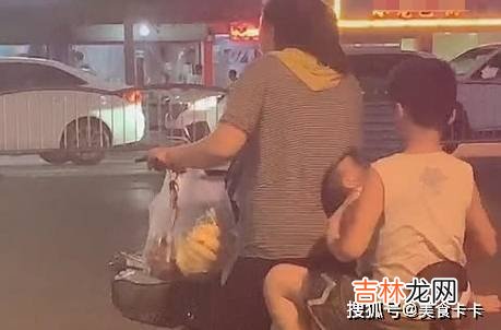 “艰辛宝妈”夜晚骑车带俩娃出门，所谓坚强，全靠“硬撑”