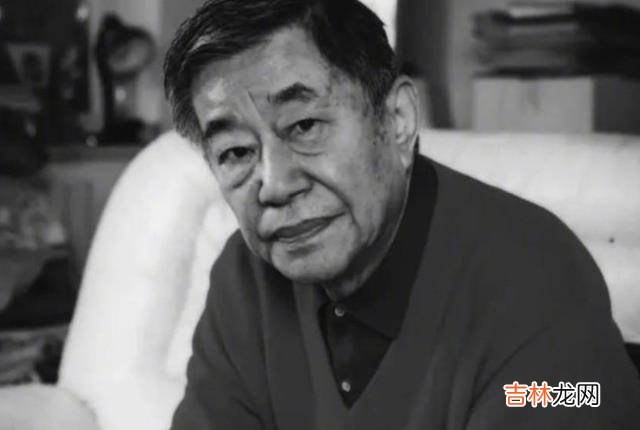 66年老舍投湖自尽，儿子在公园陪遗体坐了一天，余生夹着尾巴做人