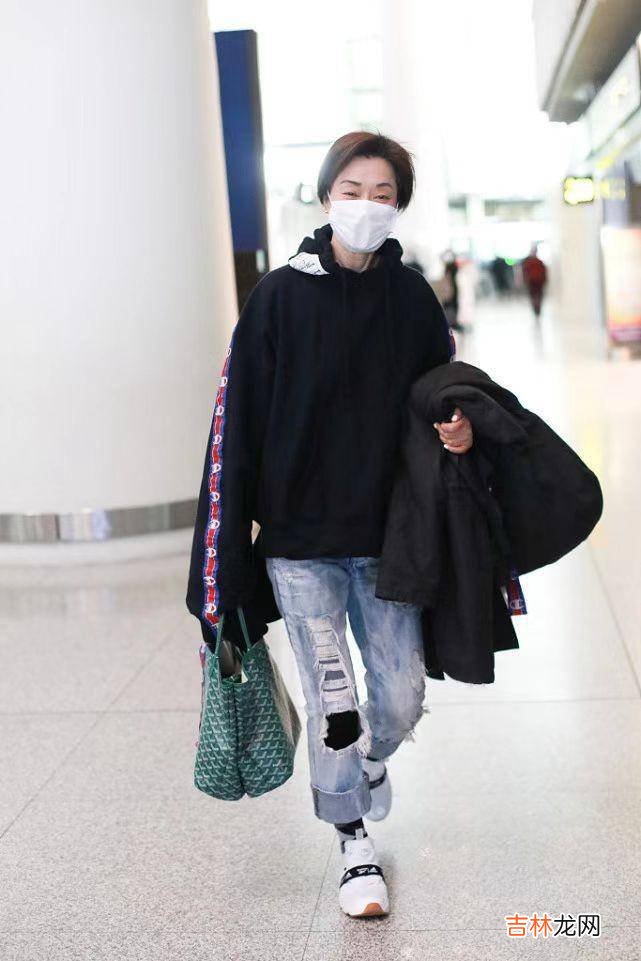 毛阿敏不愧是奶奶辈，破洞牛仔里竟穿秋裤打底，拎万元包太节俭