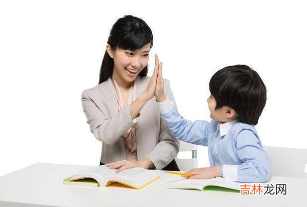 2岁宝宝被锁在车内，一度大哭情绪失控，妈妈引导其“开锁自救”