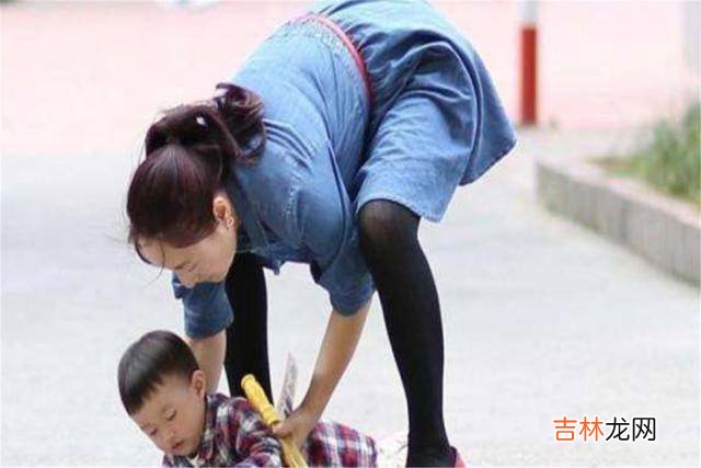 2岁宝宝被锁在车内，一度大哭情绪失控，妈妈引导其“开锁自救”