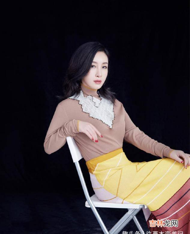 奔四的女人尽量不要卫衣配长裤！学学秦海璐这样穿，减龄显气质