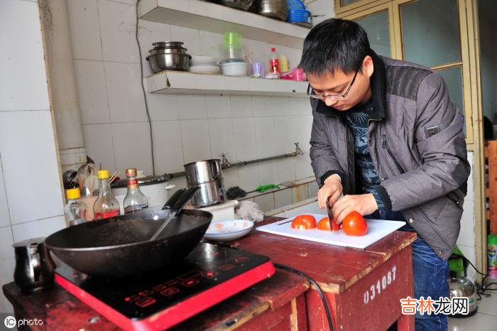 很多已婚的女性同胞都会有这样的经历 婚后的男人，是真的变得抠门了？还是说变得节俭了？