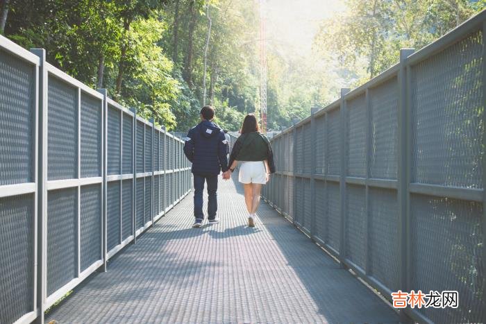 你幻想当中的理想婚姻生活是不是这样的？每天醒来最开心的就是第一眼能看到爱人就在自己身边 异地夫妻感情长久有这三个法宝，缺一不可