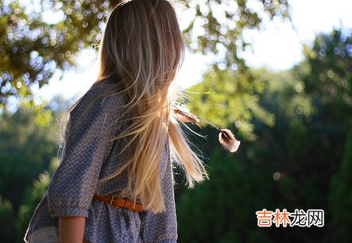 导语：“坏男人”在毫无顾忌地追求女孩的时候 “性骚扰”在毫无顾忌的追求女孩的时候，看上去游刃有余