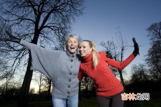 导语：有的女人以为搞定了老公就自己在这个家里就有了地位 老公的心是一定要掌握的，而搞定婆婆也是一件必需做的事情
