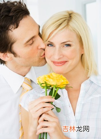 导语：恋爱运强的女人跟普通女人区别在哪里呢？首先她们对生活态度永远是积极向上的 恋爱运强的女人跟普通女人区别在哪里呢？