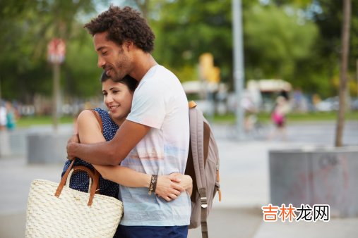 导语：都说女人是重感情的动物 女人遇到一个让她沉迷的男人时，可以做到什么程度？出乎你的意料