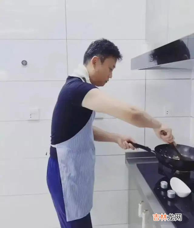 军旅歌手耿为华：再婚娶粉丝，结婚15年被抛弃，52岁仍未婚