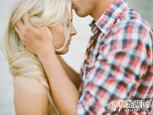 导语：男人喜欢什么样的女人？其实男人喜欢会“装”的女人 想要让他爱死你，就要学会装！下面就来教你几个恋爱技巧