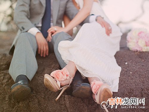 导语：男人喜欢什么样的女人？其实男人喜欢会“装”的女人 想要让他爱死你，就要学会装！下面就来教你几个恋爱技巧