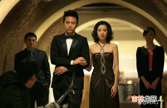 hapter01在这个五光十色的世界里 在这个五光十色的世界里，相爱总是容易，而相守总是太难