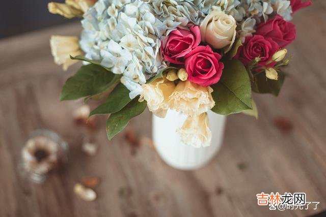 在冯小刚的电影《芳华》里面有这么一句台词：一旦发现英雄也会落井 如何识别一个人是不是精致利己主义者？