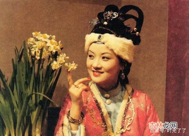 一个八面玲珑、“见人说人话 女人要记住，你一生的福气都藏在你的嘴巴里，要大方得体