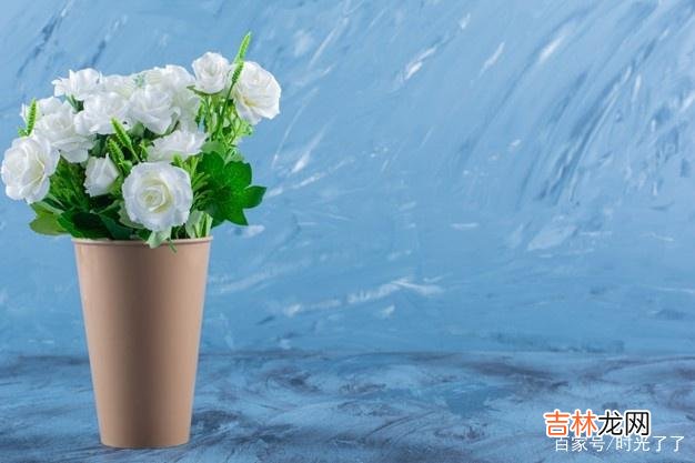 五月天在《如烟》里唱:七岁那一年 对待变了心的男人,你要做的,是洒脱的对待