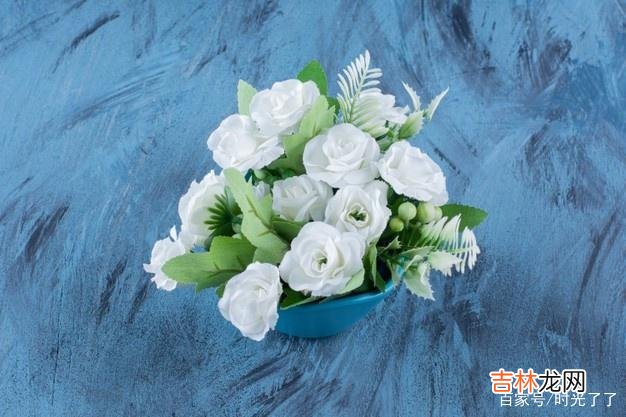 五月天在《如烟》里唱：七岁那一年 对待变了心的男人，你要做的，是洒脱的对待