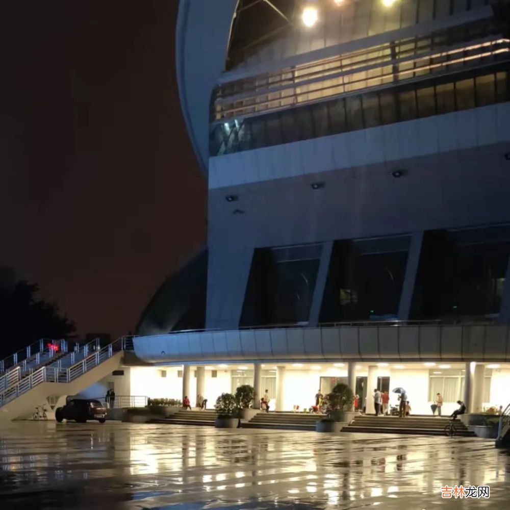 入夜后的四川大学