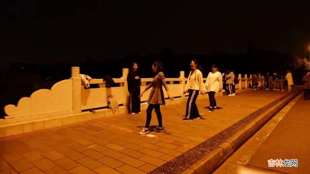 入夜后的四川大学