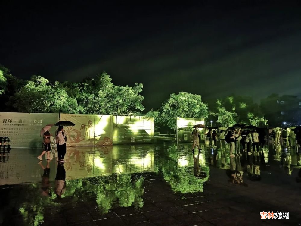 入夜后的四川大学