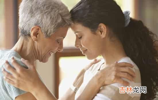 很多媳妇都琢磨着怎么对付家里的恶婆婆 年轻小媳妇都很注重隐私，所以不会再公婆面前公然秀恩爱