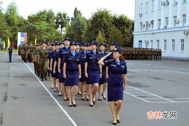 俄罗斯16名女兵飞行训练5年后光荣毕业，阅兵活动上个个英姿飒爽