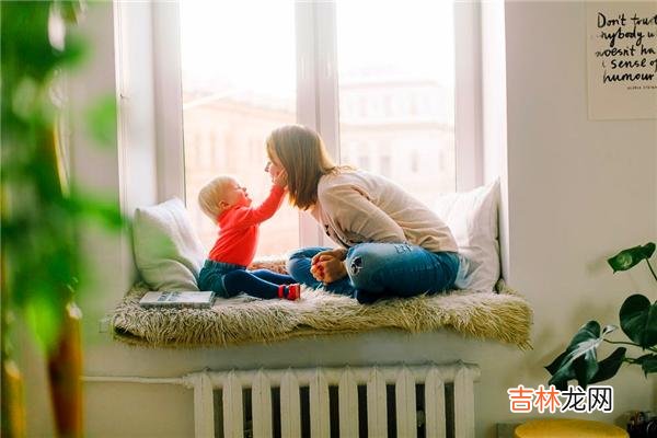 你立马把房子赎回来送给小叔子；要么，我就让我儿子跟你离婚