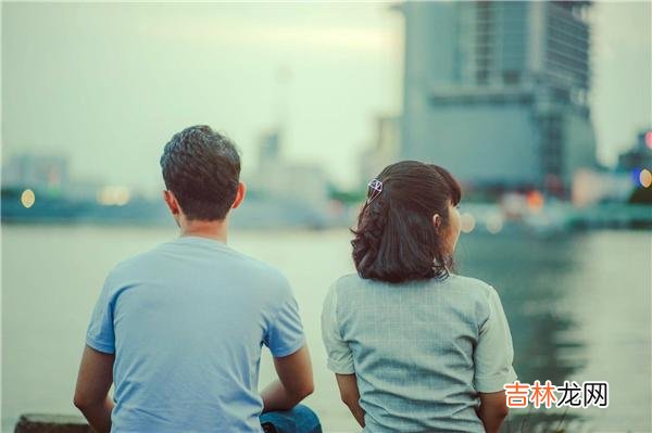 01《大话西游》里有句经典台词：曾经有一份真诚的爱情摆在我面前 闺蜜被退婚了才明白，不该在婚礼上坐地起价，如今后悔也晚了