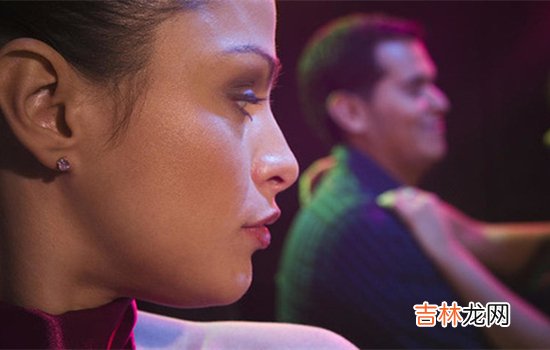 丈夫出轨有什么表现？天下没有不透风的墙 丈夫出轨有什么表现？总是夜不归宿