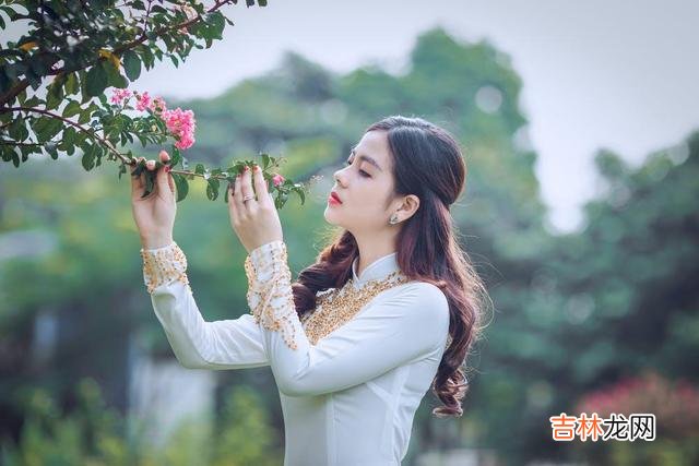 01昨天有几个朋友在群里讨论这样一个问题：“男人会嫌弃妻子比自己学历低吗？”有人说：“百...|低学历女人跟高学历男人谈婚论嫁，要注意这三点