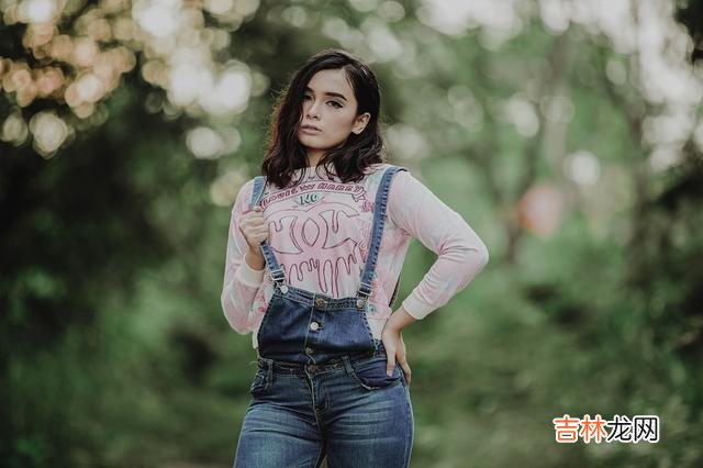 反正我老婆是个懦弱的人，不管我做什么她都不敢管我