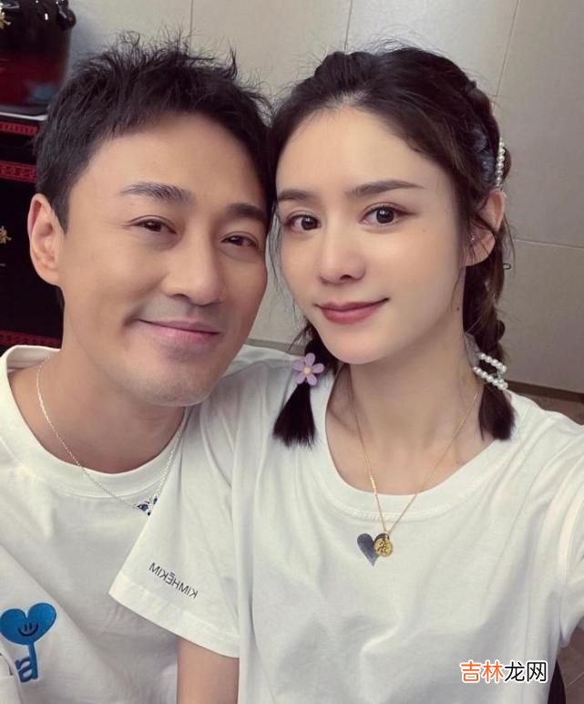 张馨月晒林峯父女超萌睡姿，格格将小脚搭爸爸脸上，可爱又温馨