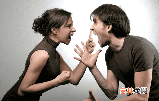 遇到家庭暴力该不该离婚？在中国因家庭暴力而离婚的家庭正在成逐年上升的趋势 在遇到家庭暴力时，一定要通过离婚的方式来解决吗？
