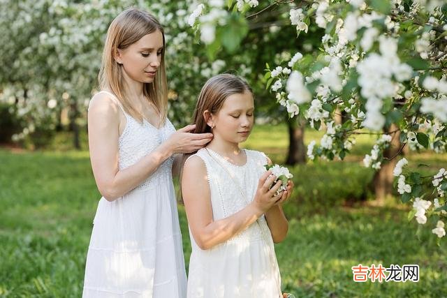 01昨天有位朋友跟我分享了这样一个生活小插曲：他母亲跟他妻子之间闹了婆媳矛盾之后 就算我年薪百万，同样怕离婚，你知道为什么吗？