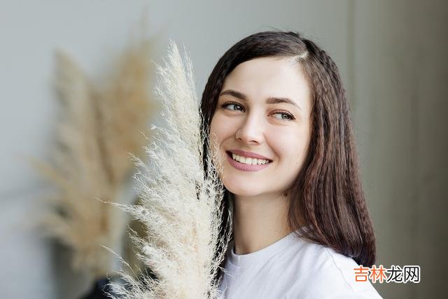 01昨天有位朋友跟我分享了这样一个生活小插曲：他母亲跟他妻子之间闹了婆媳矛盾之后 就算我年薪百万，同样怕离婚，你知道为什么吗？