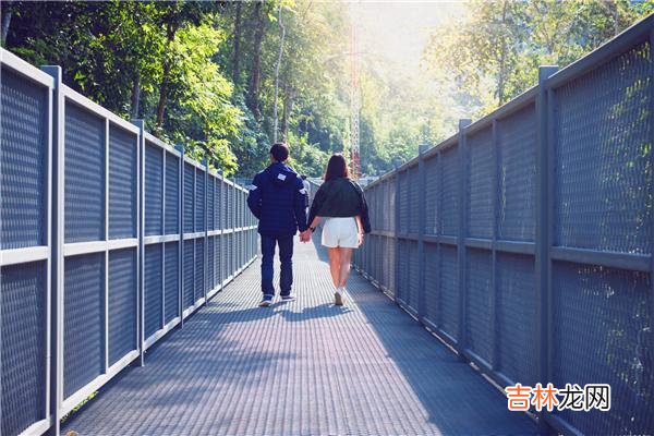 01做人做事动脑子的人 她刚跟我离婚，还没跟那个男人结婚，就搬起石头砸了自己的脚