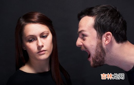 面对吵架摔东西的男人，与之争吵对骂往往是不明智的