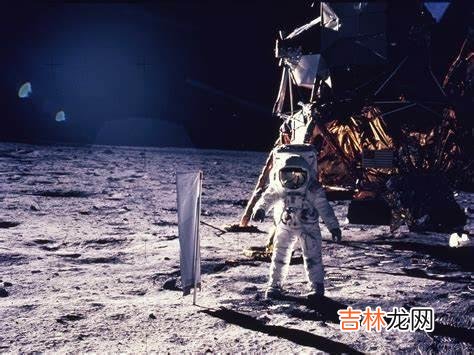 英媒：美国宇航员在月球上看过不明飞行物，“它们在盯着我们看”