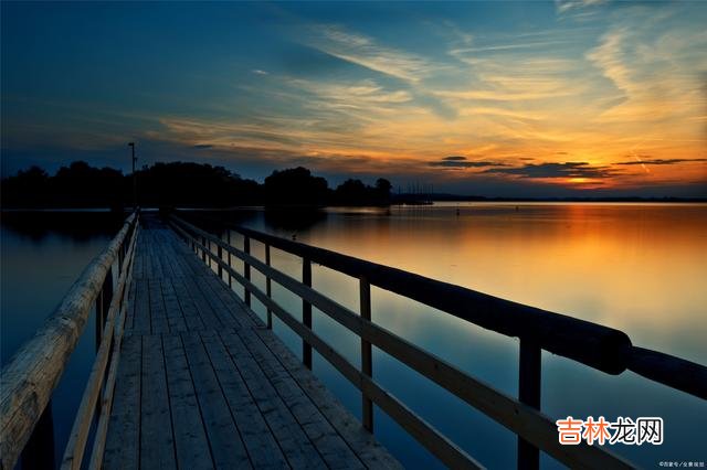 一见钟情于你的男人,自然也会克制放肆,给你完整的爱意和情意