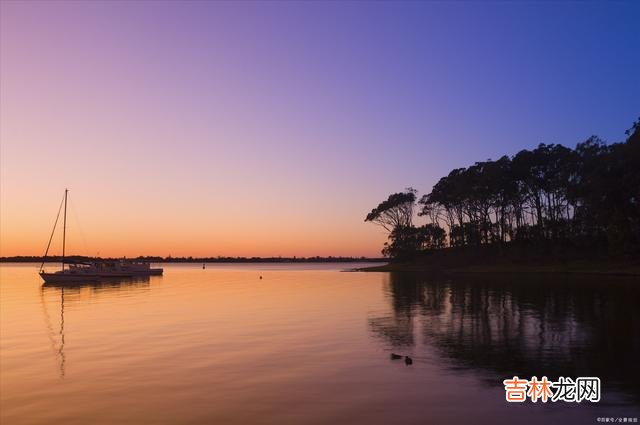 甘愿跟兴趣存在着差不多的意义和价值。|深爱一个人时，才有甘愿和主动，付出和执着