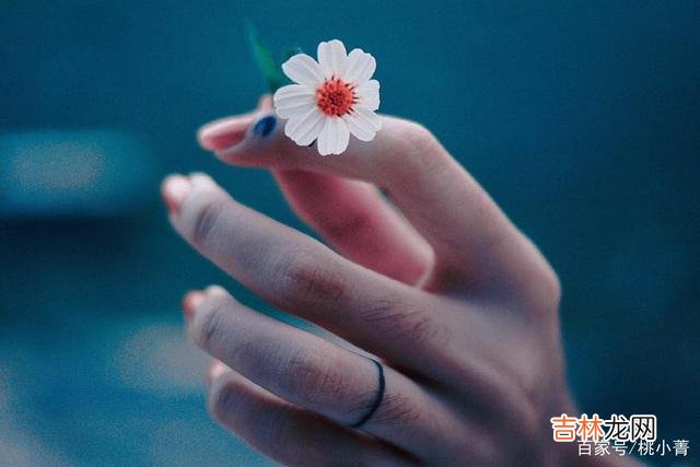 安意如在《人生若只如初见》里写：“人多是这样的 他已远走，就请不必纠缠，平和淡然地走你自己的路，余生会更好