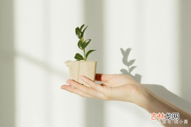 安意如在《人生若只如初见》里写：“人多是这样的 他已远走，就请不必纠缠，平和淡然地走你自己的路，余生会更好