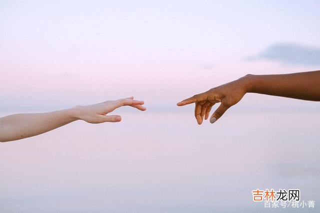 在漫长的生命旅程中 真正的痴心，不是自我感动，而是一生守候