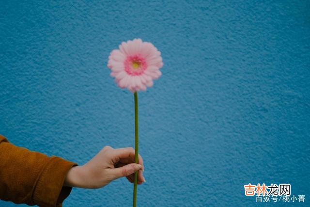 有人说 耐着性子再等一等，真心爱你的人，会主动来见你