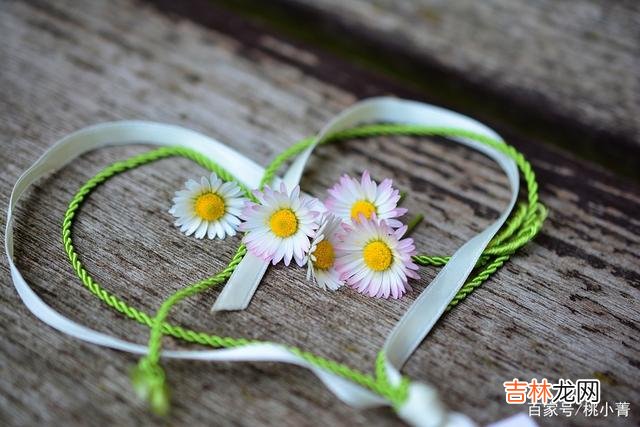 爱是什么？很多人总会把喜欢和爱混为一谈 女人在彻底爱上一个人后，就会在不知不觉中发生改变